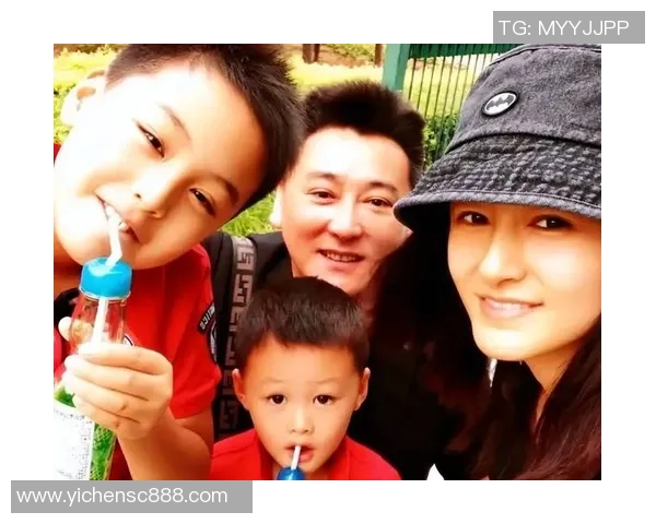 足球明星与妻子甜蜜互动瞬间揭秘幸福生活的背后故事